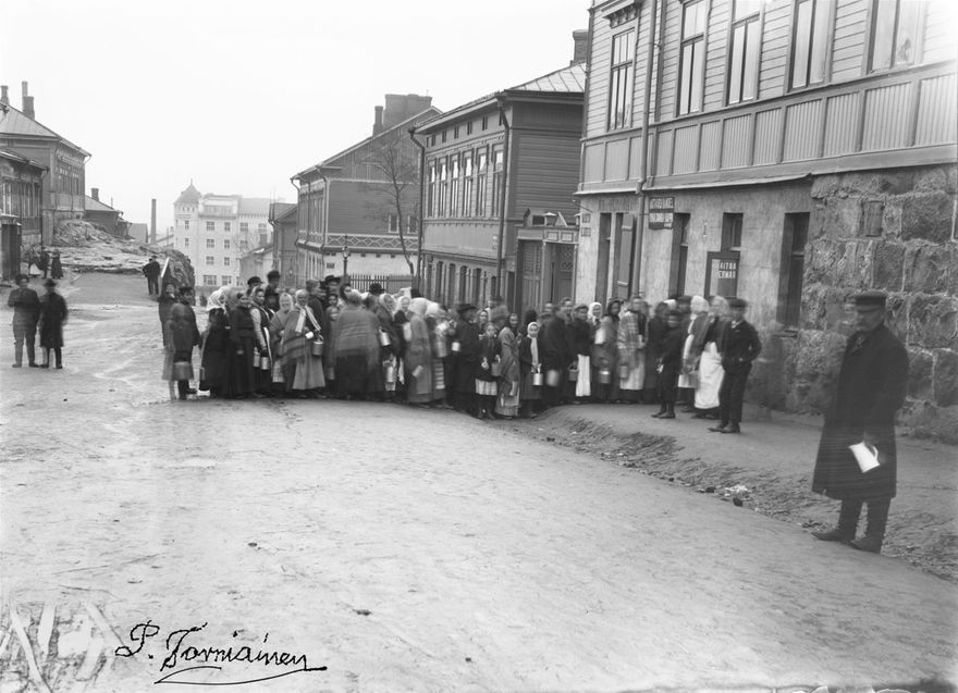 Kolmas linja 12: Jonoa maitokaupan edessä suurlakon aikaan vuonna 1906 (kuva:HKM):