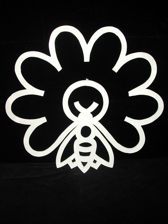 Elannon myymäläsomiste. Elannon  logossa esiintyi kukka ja mehiläinen (HKM).